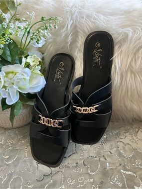 NEW Vento Rosa Black Size 11 Black Slide Mules with Gold Chain Accent